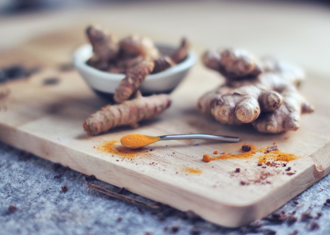 Tavolo con alimenti tipici della dieta mediterranea